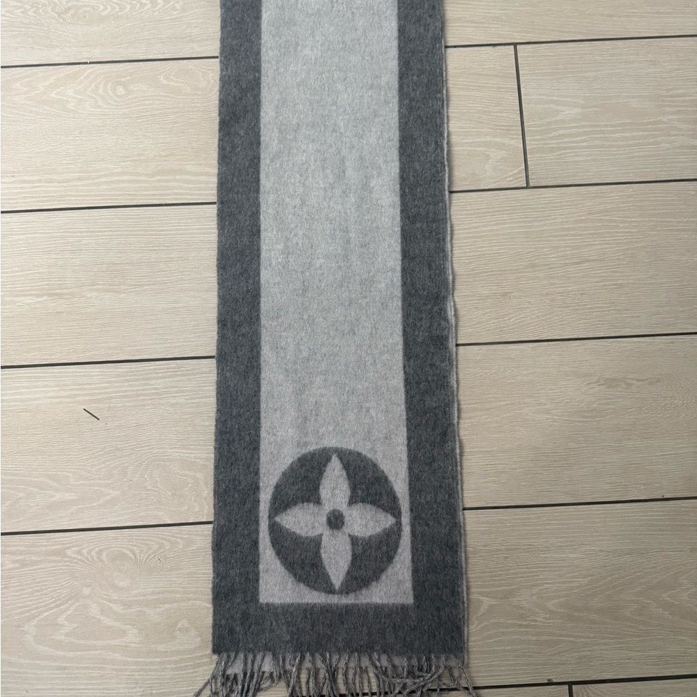 Used excellent condition LV Elegant Gray Wool Scarf